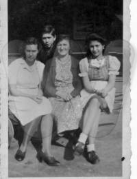 Mutter Mikulanec mit Tochter Stefanie (re), Schwiegertochter Pauline (li), Neffe (Ferry)