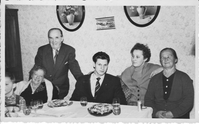 Rudolf Hans Holba (alias Rolf Hansen) mit Irma Hansen mit Johann Fischer und Theresia Challupner (verh. 1957 Fischer) und Rosalia Challupner geb. Baar (ganz rechts, Mutter von Theresia) (1956)