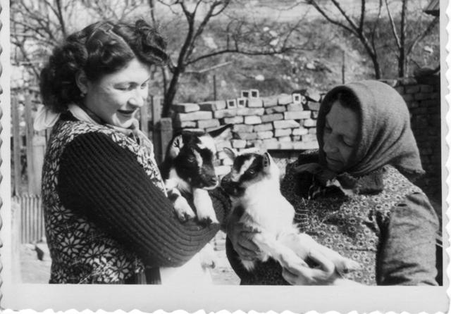 Stefanie Ottensteiner geb. Mikulanec mit ihrer Mutter Anastasia Mikulanec geb. Pavlásek