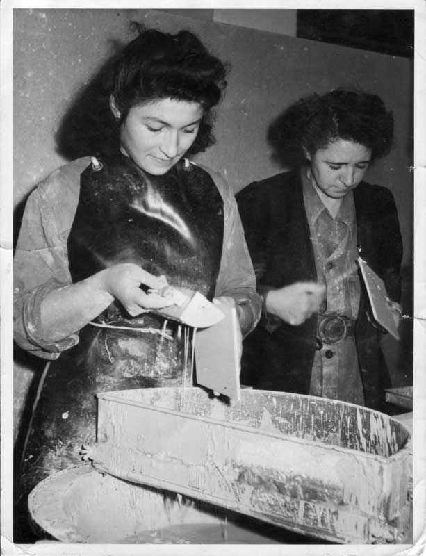 Stefanie Ottensteiner geb. Mikulanec (1950) bei Firma Wienerberger - mit Poldi (Leopoldine)